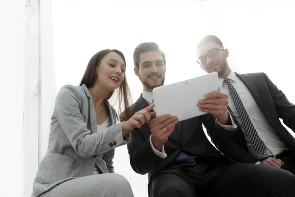 Tres personas de negocios están mirando a una tableta PC —  Fotos de Stock