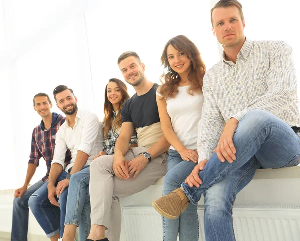 Jonge creatieve mensen zitten op stoelen in wachtkamer — Stockfoto