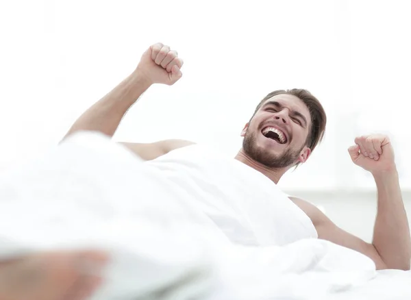 Homem feliz acordando de manhã — Fotografia de Stock