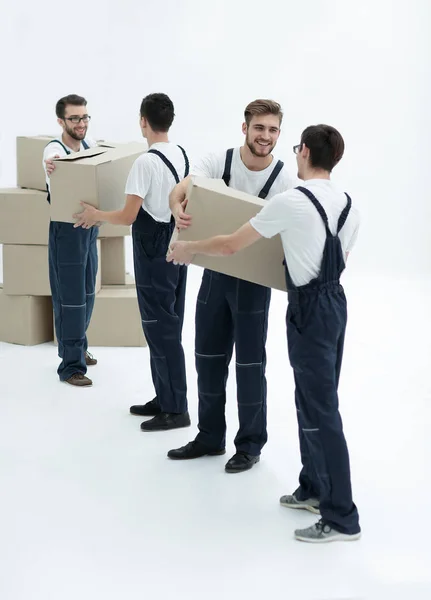 Trabajadores de la fotografía pasan entre sí cajas cuando se mueven pisos. —  Fotos de Stock