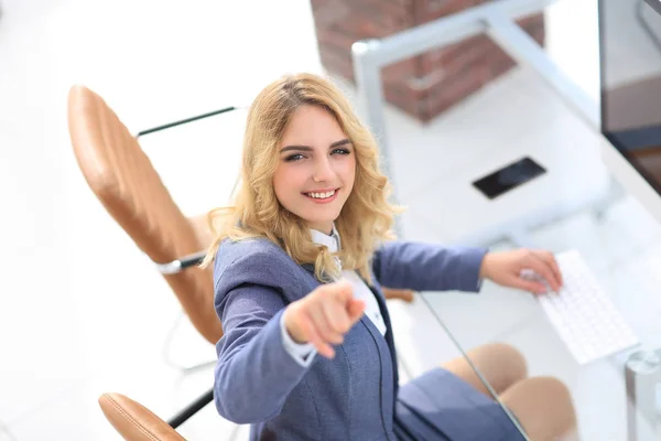 Closeup.smiling ビジネスの女性の前進を示す — ストック写真