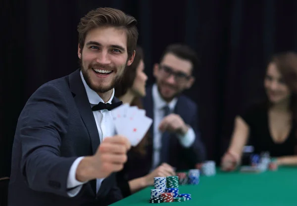 Dört as, bir kombinasyonu ile casino oyuncu. — Stok fotoğraf