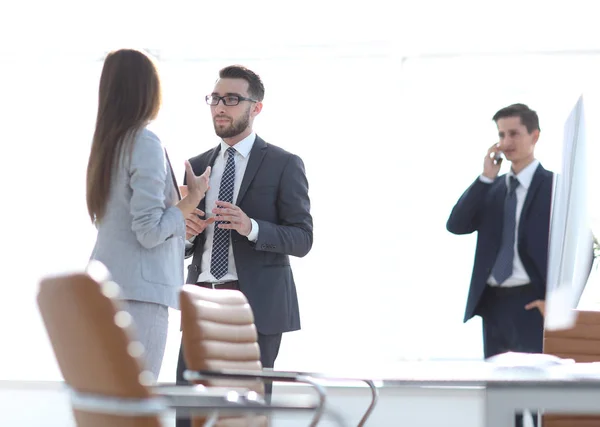 Empleados de oficina en el lugar de trabajo . —  Fotos de Stock