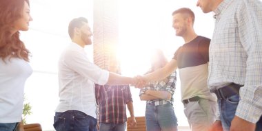 iş adamları top.handshake görüntülemek