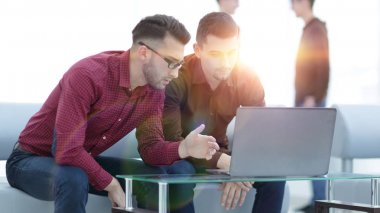 İki web tasarımcıları bir proje tartışıyor