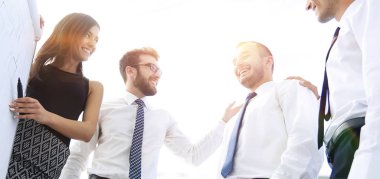 Genç çalışan arkadaşları flipchart fikirlerini olduğunu.