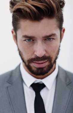 Takım elbise ve kravat takan ciddi bir iş adamı. mavi arkaplan