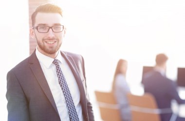 Ofisin arka planında başarılı bir işadamı