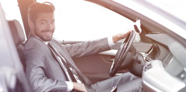 Arabasında sürücüleri koltukta yakışıklı işadamı