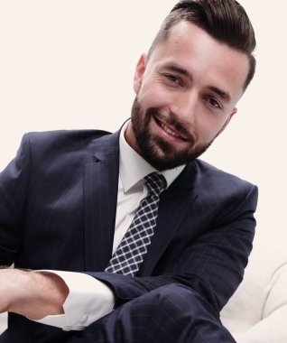 Kendine güvenen işadamı bir sandalyede oturuyor