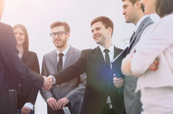 Handshake parceiros de negócios antes da reunião de negócios — Fotografia de Stock