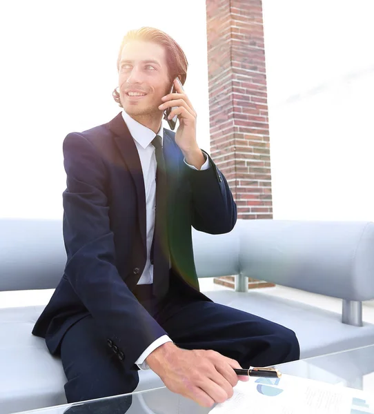 Homme d'affaires travaillant dans son bureau — Photo