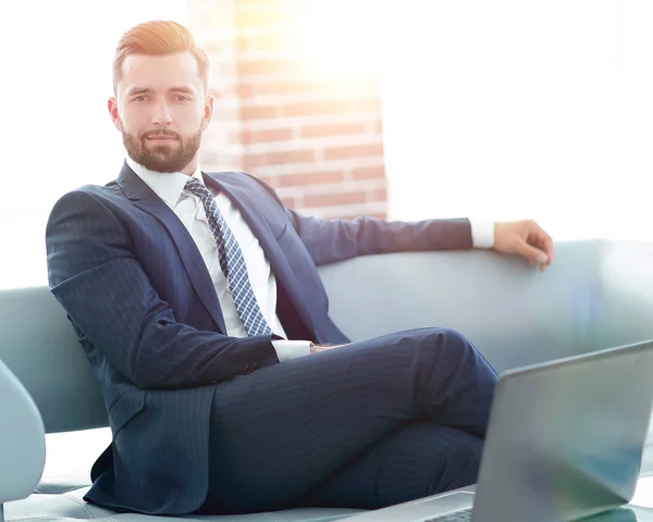 Retrato de un exitoso empresario sentado en el vestíbulo de la oficina — Foto de Stock