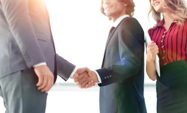 Jovem empresário apertando as mãos depois de concordar em colaborar . — Fotografia de Stock