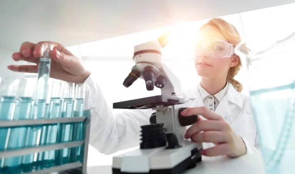 Gros plan portrait du médecin biologiste dans le laboratoire. — Photo