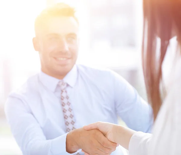 Primo piano. Manager stringe la mano di una cliente donna . — Foto Stock