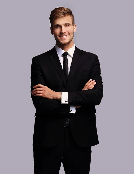 Retrato em pleno crescimento. empresário de sucesso com braços cruzados na frente dele . — Fotografia de Stock