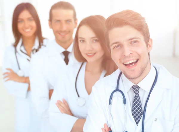 Портрет уверенной счастливой группы врачей — стоковое фото