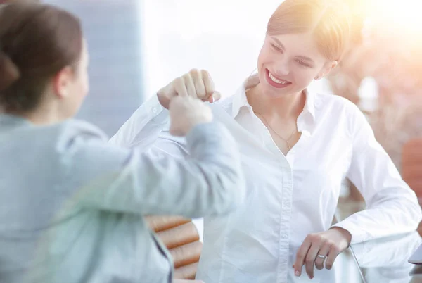 Zufriedene Mitarbeiter sind zufrieden mit den erzielten Ergebnissen — Stockfoto