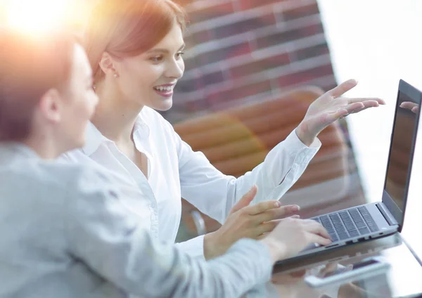 Mitglieder des Businessteams arbeiten mit Laptop — Stockfoto