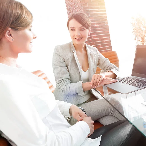 Business-Team diskutiert Geschäftsfragen im Büro — Stockfoto