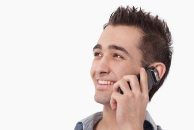 modern genç bir cep telefonuyla konuşuyor.