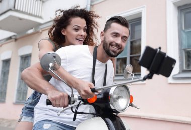 Selfie smartphone üzerinde açık yapma scooter üzerinde mutlu çift