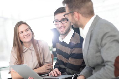 Hatta bir tablet ile çalışan üç mutlu çalışanlar