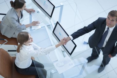 En baştan görüntüleyin. Çalışanın elini sıkarken Yöneticisi