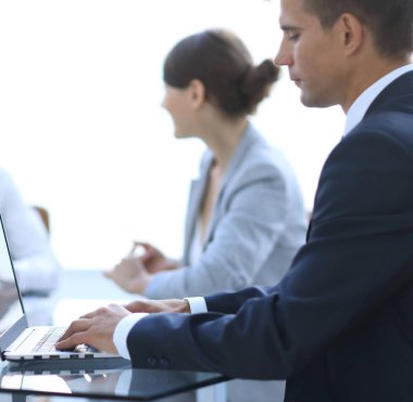 dizüstü bilgisayarda yazarak işadamı closeup.