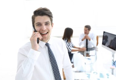 İş adamı cep telefonuyla konuşuyor..