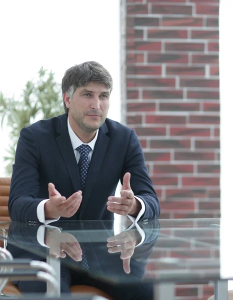 Gerente sentado en la mesa antes de la reunión — Foto de Stock