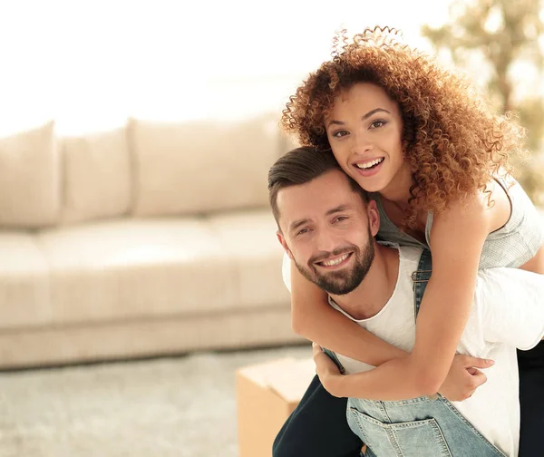 Casal de família feliz abraçando em uma nova casa — Fotografia de Stock