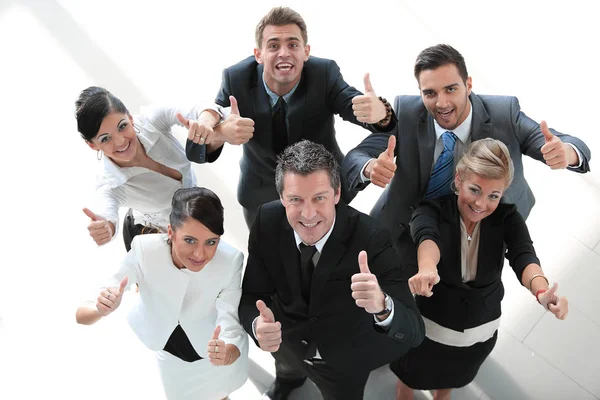 Вид сверху. счастливая бизнес-команда, показывающая большой палец вверх . — стоковое фото