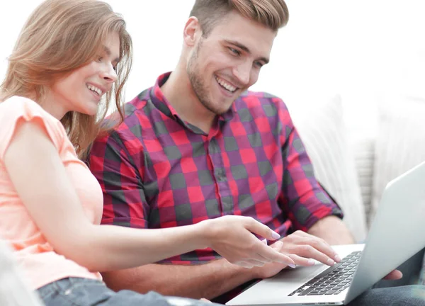 Close-up de jovem casal com laptop — Fotografia de Stock