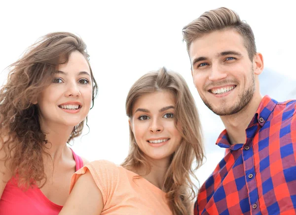 하얀 배경에서 웃고 있는 세 명의 청소년의 모습이 감춰져 있다 — 스톡 사진