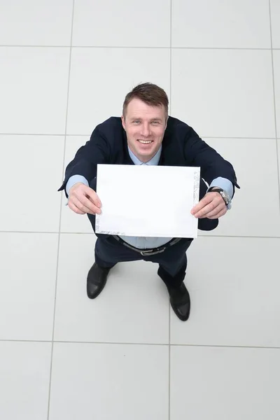 Utsikten från top.businessman innehar ett tomt ark — Stockfoto