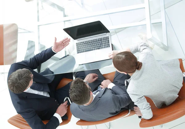 Equipe de negócios trabalhando com laptop na mesa de trabalho — Fotografia de Stock