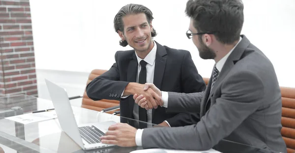 Kézfogás üzleti partnerek után megvitatása — Stock Fotó