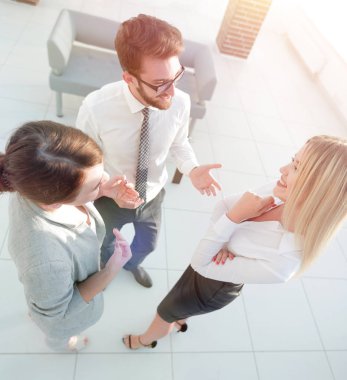 İş ekibi ofiste tartışıyor..