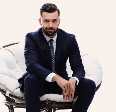 İş adamı rahat bir sandalyede oturuyor.