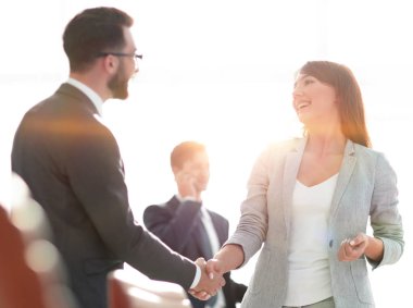 İş yerinde iş arkadaşları arasında tokalaşma