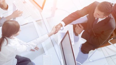 En baştan görüntüleyin. el sıkışma üst düzey Yöneticisi ve çalışanı