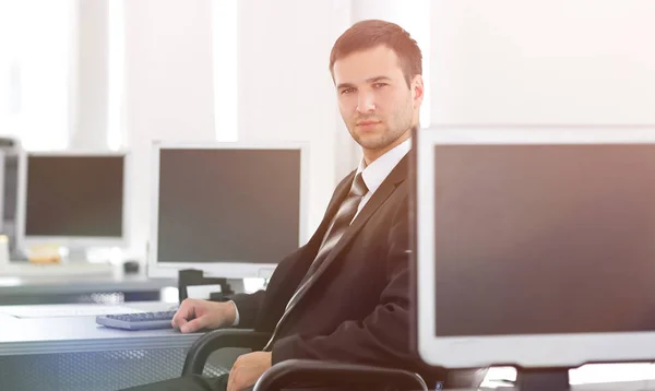 HR manažer sedí v moderní kanceláři před zahájením mistro — Stock fotografie