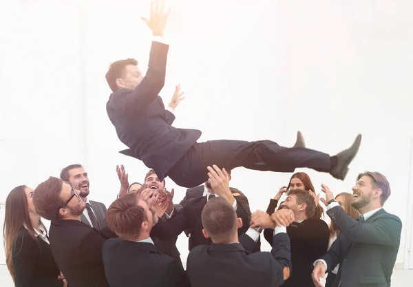 Grande equipe de negócios balançando seu líder . — Fotografia de Stock