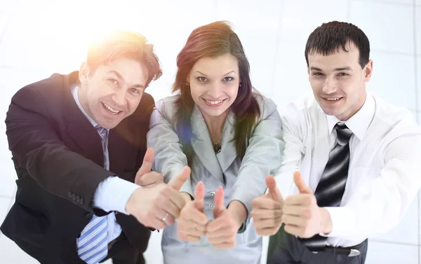 Equipe de negócios bem sucedida mostrando polegares para cima — Fotografia de Stock