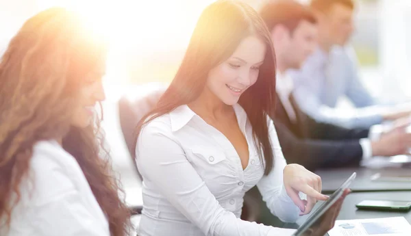 Colleghi donne che lavorano su tablet digitale — Foto Stock