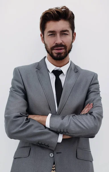 Confident bearded businessman standing with arms crossed — Stock Photo, Image