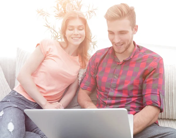 Feliz casal moderno navegar na rede e trabalhar no laptop em hom — Fotografia de Stock