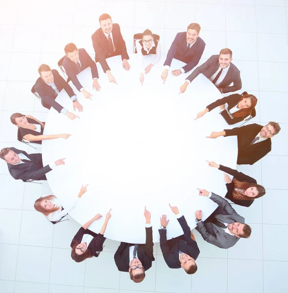 Группа деловых людей, сидящих за круглым столом. бизнес-концепция — стоковое фото